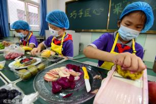 河北邯郸：学生劳动课学习烹饪技能