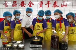 河北邯郸：学生劳动课学习烹饪技能