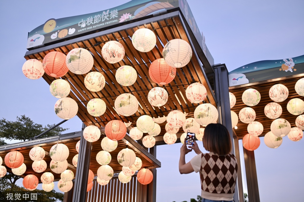 中秋节将至 香港西环海滨挂满灯笼气氛浓