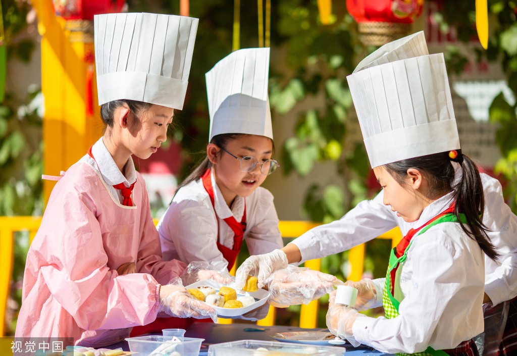 呼和浩特：小学生体验民俗文化喜迎中秋