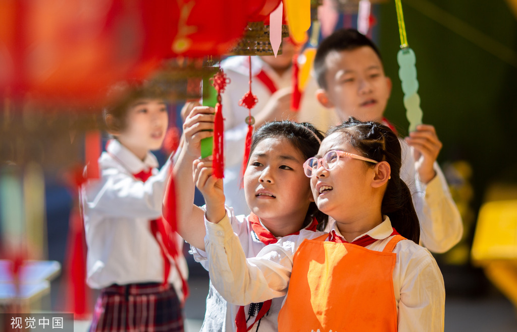 呼和浩特：小学生体验民俗文化喜迎中秋