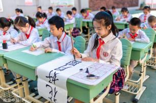 呼和浩特：小学生体验民俗文化喜迎中秋