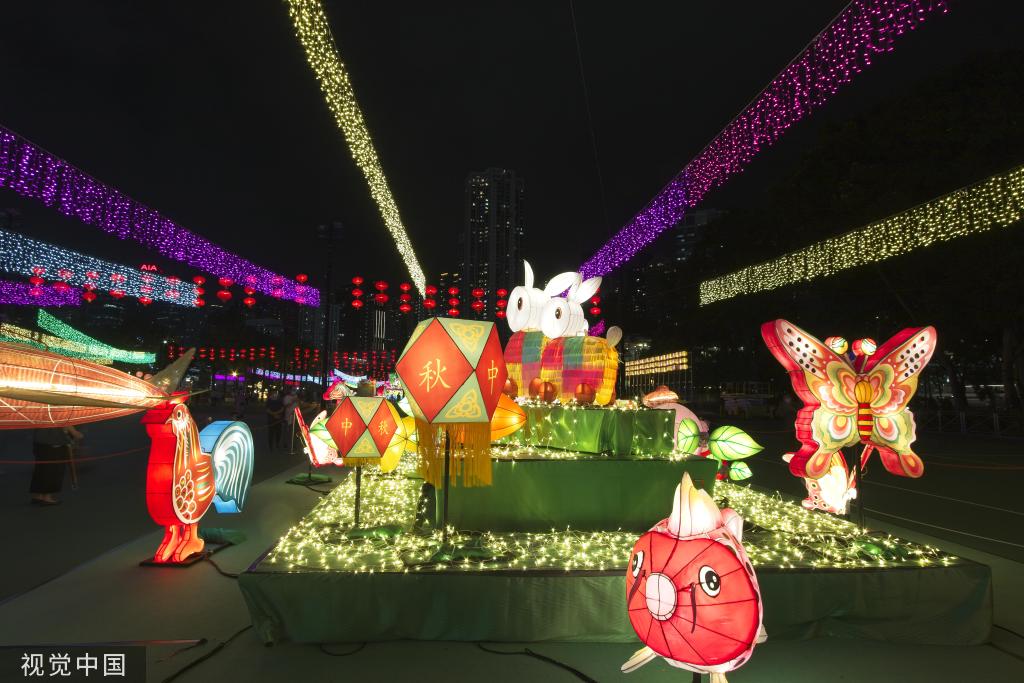 香港维园举办中秋灯会 营造节日气氛