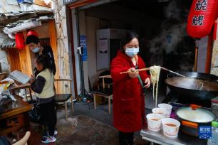 地震灾后安置点的暖心餐