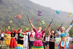 浙江湖州：少数民族小学生玩游戏迎中秋