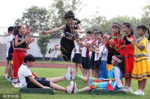 浙江湖州：少数民族小学生玩游戏迎中秋