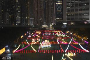 香港维园举办中秋灯会 营造节日气氛