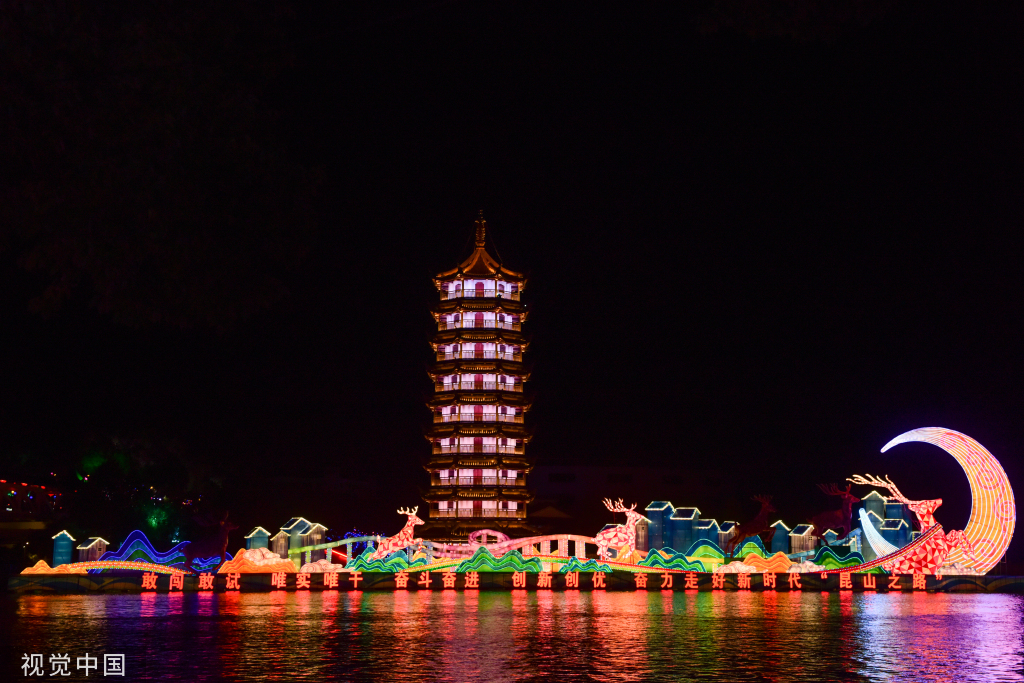 苏州中秋灯会点亮周庄古镇夜色