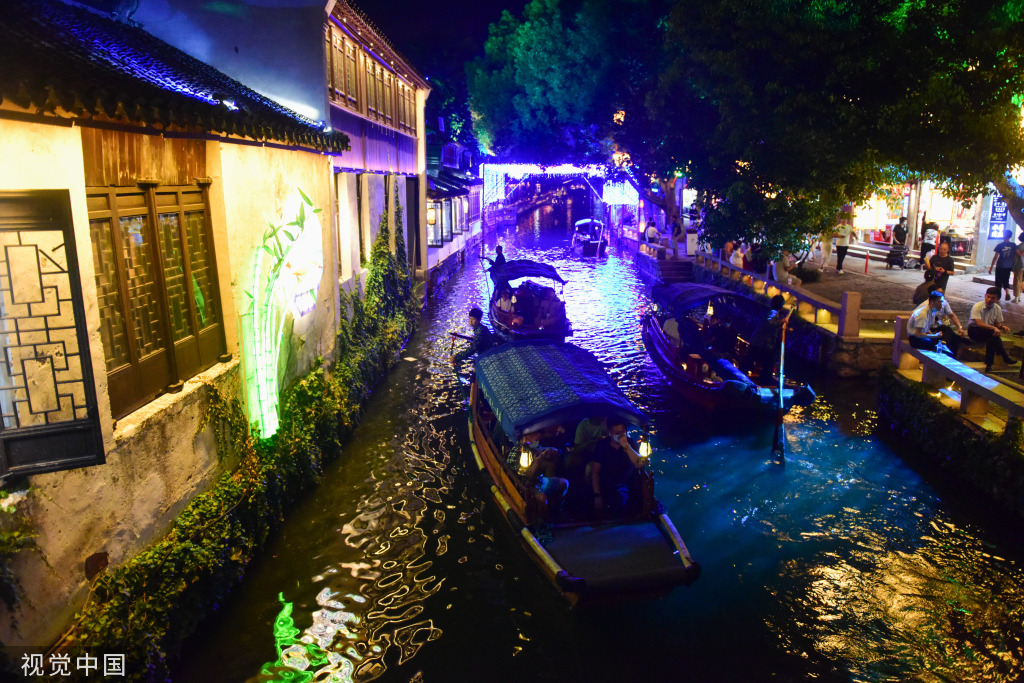 苏州中秋灯会点亮周庄古镇夜色