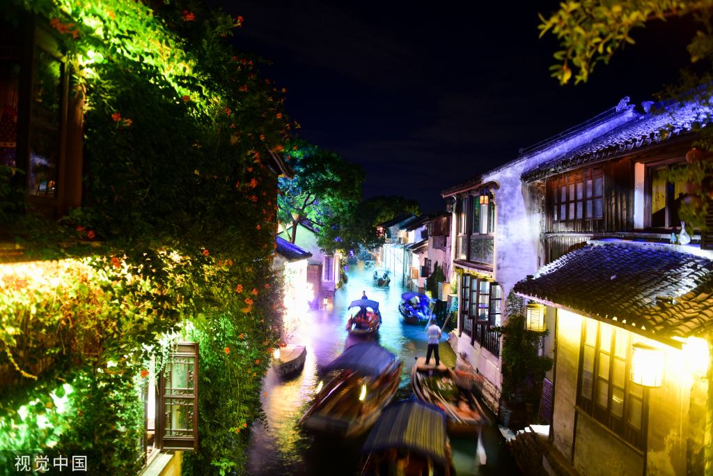 苏州中秋灯会点亮周庄古镇夜色