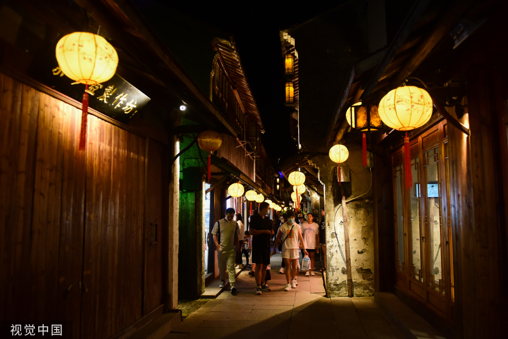 苏州中秋灯会点亮周庄古镇夜色