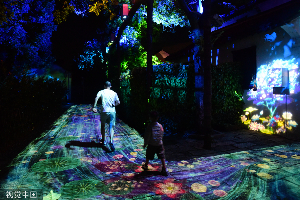 苏州中秋灯会点亮周庄古镇夜色