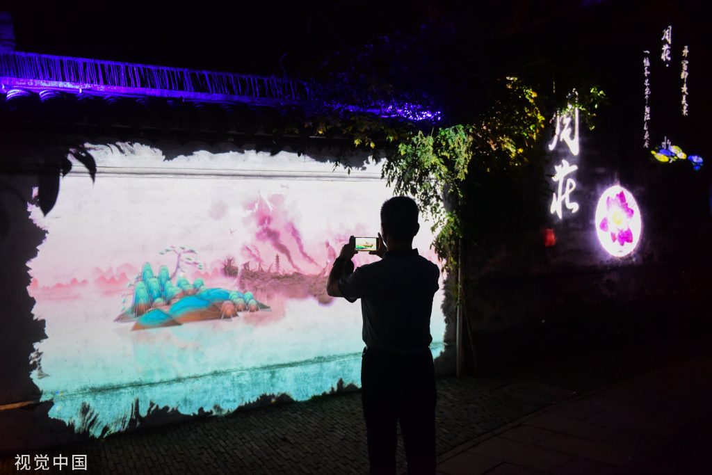 苏州中秋灯会点亮周庄古镇夜色