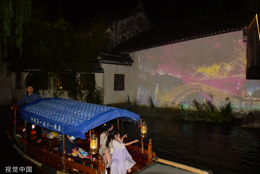 苏州中秋灯会点亮周庄古镇夜色