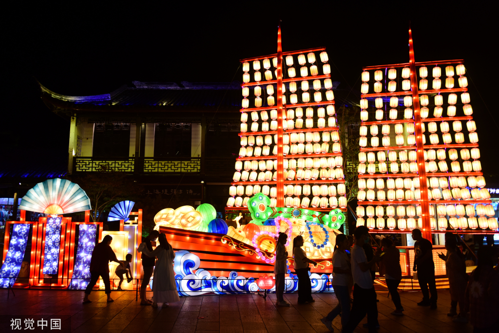苏州中秋灯会点亮周庄古镇夜色