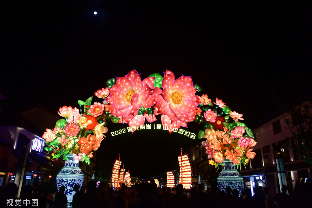 苏州中秋灯会点亮周庄古镇夜色