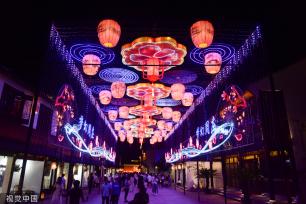 苏州中秋灯会点亮周庄古镇夜色