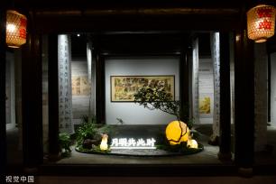 苏州中秋灯会点亮周庄古镇夜色