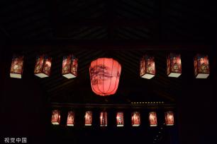 苏州中秋灯会点亮周庄古镇夜色