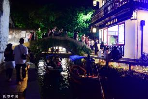 苏州中秋灯会点亮周庄古镇夜色