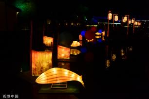 苏州中秋灯会点亮周庄古镇夜色