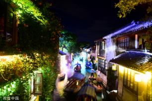苏州中秋灯会点亮周庄古镇夜色