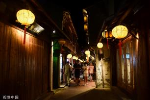苏州中秋灯会点亮周庄古镇夜色
