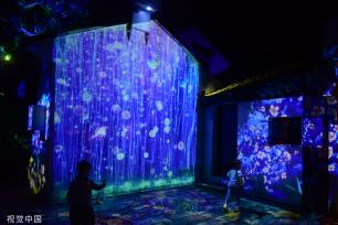 苏州中秋灯会点亮周庄古镇夜色