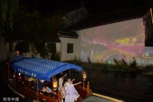 苏州中秋灯会点亮周庄古镇夜色