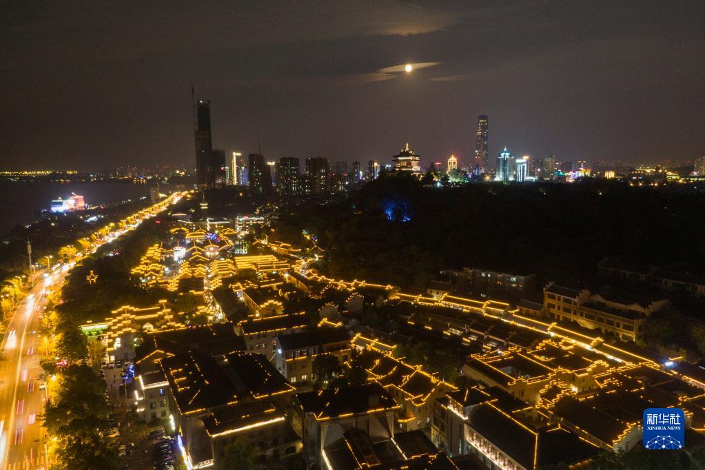 
南京军区总医院黄牛号贩子代挂号,住院检查加快诗意中国——平分秋色一轮满，长伴云衢千里明