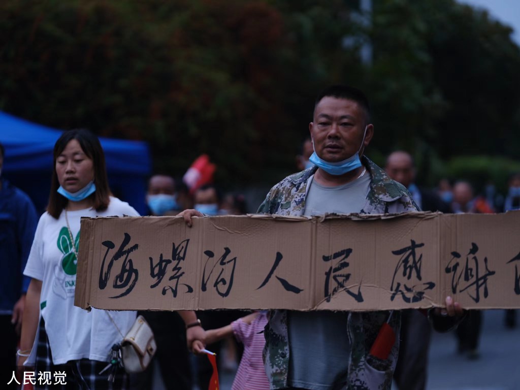 
首都医科大学附属北京中医院黄牛挂号,住院检查加快四川泸定：抗震救灾官兵陆续撤离 当地群众夹道送别