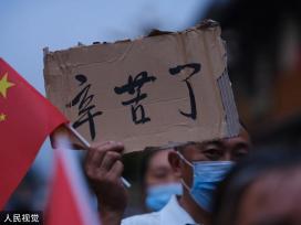四川泸定：抗震救灾官兵陆续撤离 当地群众夹道送别