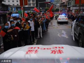 四川泸定：抗震救灾官兵陆续撤离 当地群众夹道送别