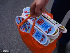 四川泸定：抗震救灾官兵陆续撤离 当地群众夹道送别