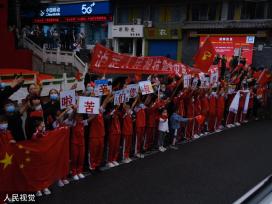 四川泸定：抗震救灾官兵陆续撤离 当地群众夹道送别