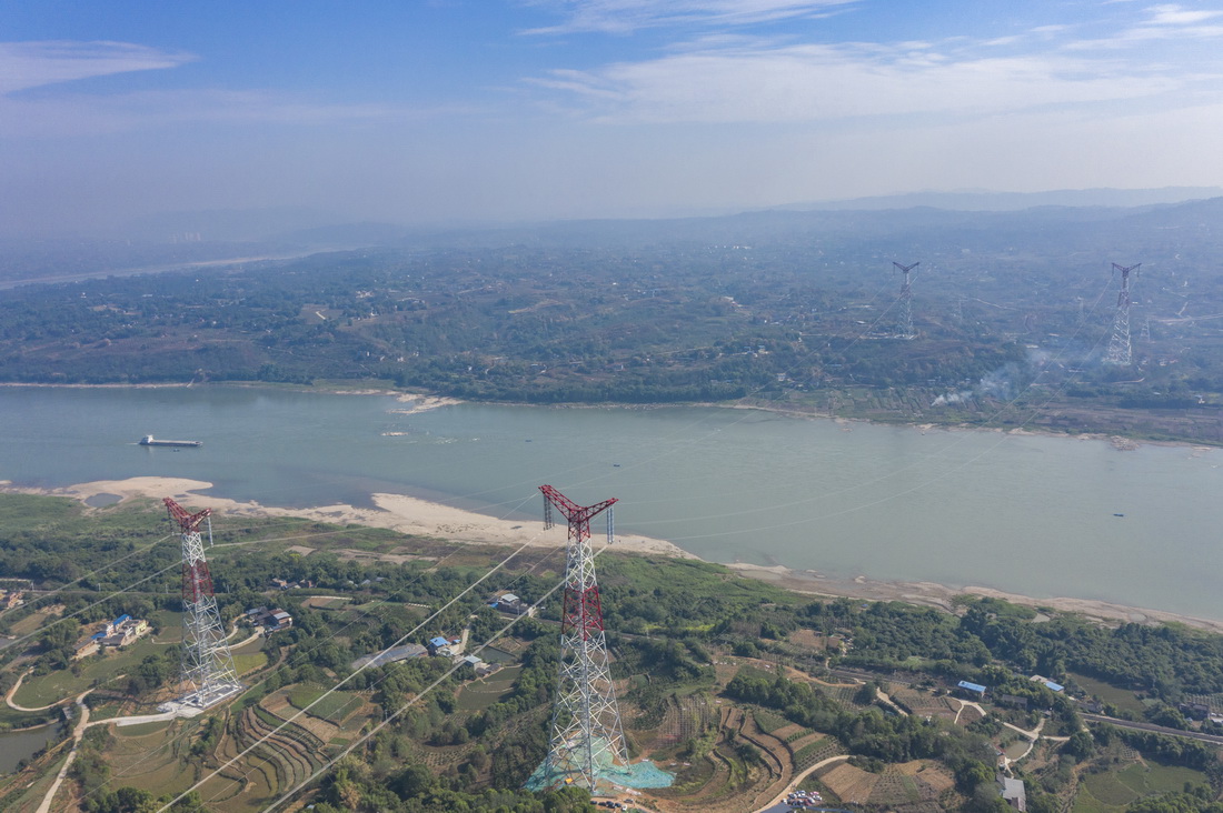 “西电东送”大动脉 特高压白浙线在渝顺利跨越长江