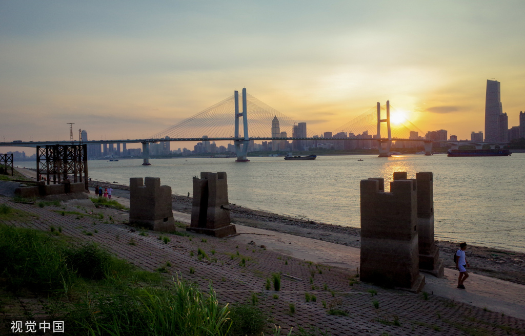 长江水位降低 武汉江边露出粤汉铁路遗迹全貌