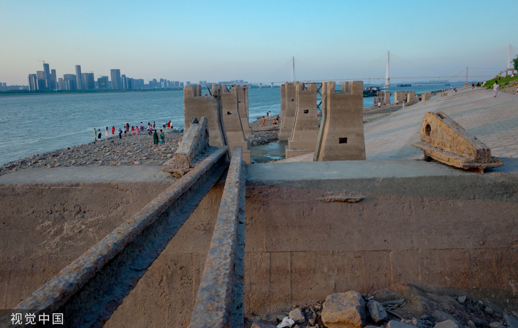 长江水位降低 武汉江边露出粤汉铁路遗迹全貌