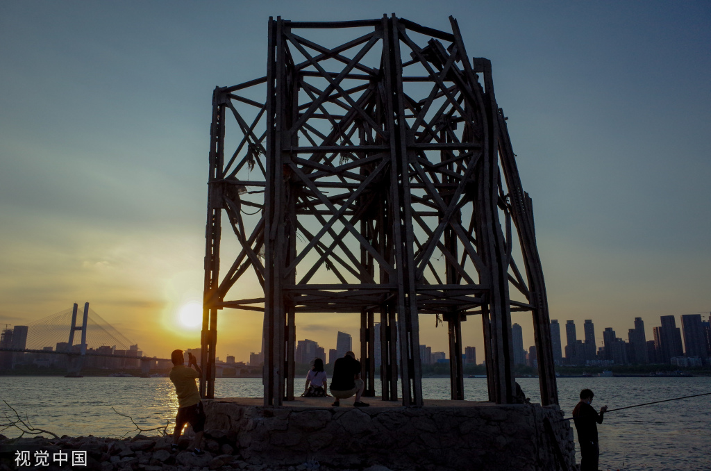 长江水位降低 武汉江边露出粤汉铁路遗迹全貌