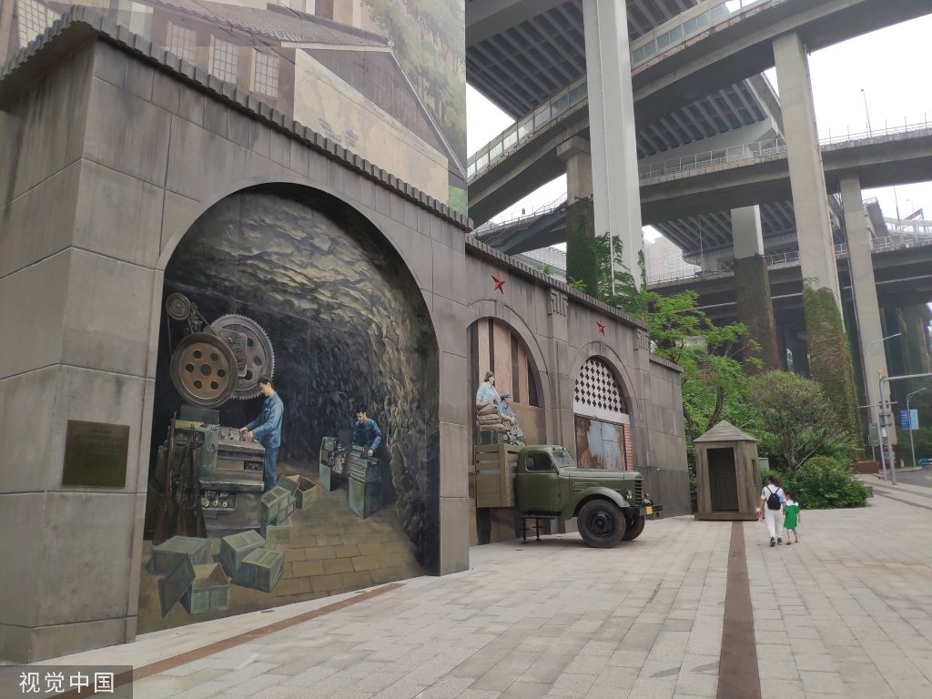 重庆街头现上万平方米巨幅3D壁画