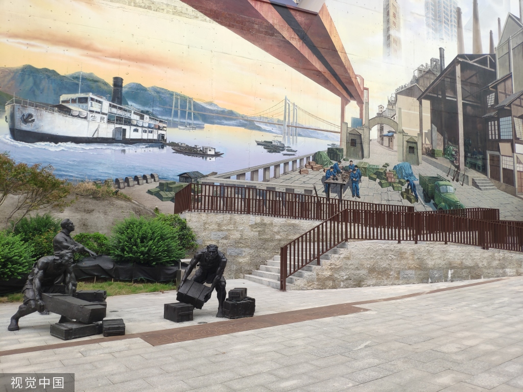 重庆街头现上万平方米巨幅3D壁画