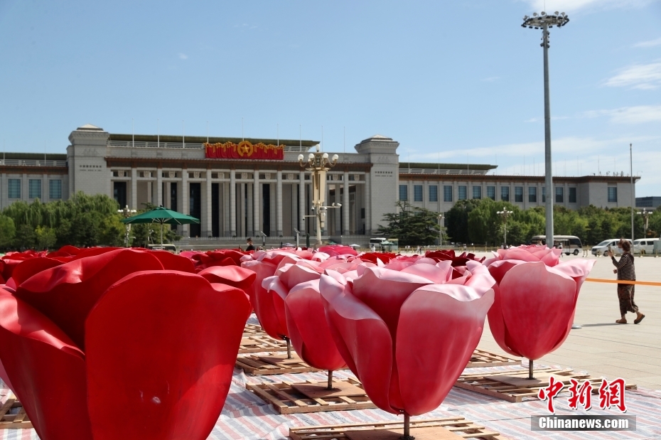 北京天安门广场布置花坛迎国庆