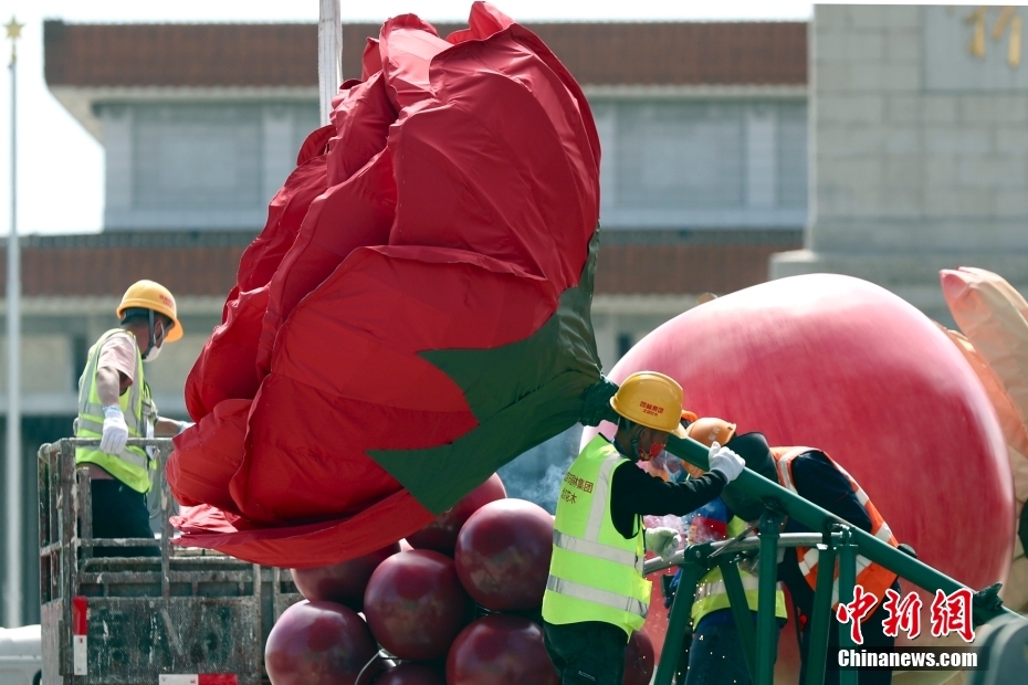 北京天安门广场布置花坛迎国庆