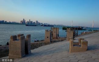 长江水位降低 武汉江边露出粤汉铁路遗迹全貌