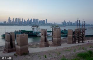 长江水位降低 武汉江边露出粤汉铁路遗迹全貌