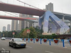 重庆街头现上万平方米巨幅3D壁画