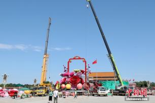 北京天安门广场布置花坛迎国庆
