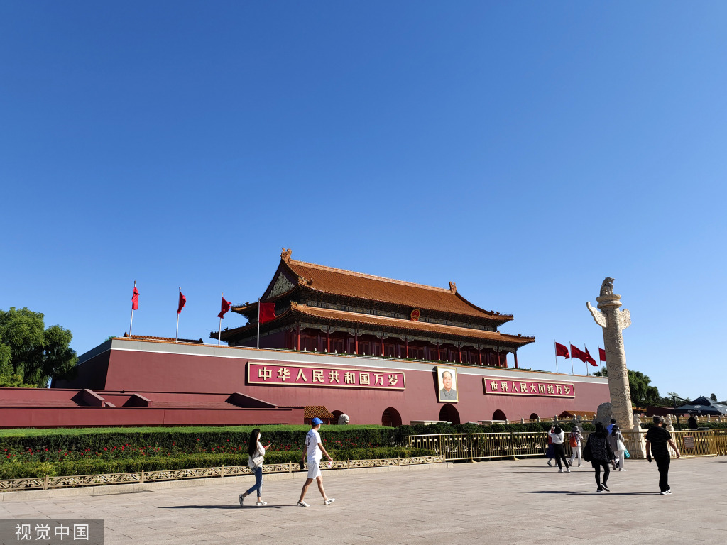 北京：天安门广场布置一新 花团锦簇喜迎国庆