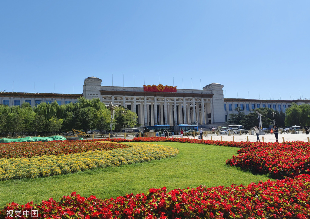 北京：天安门广场布置一新 花团锦簇喜迎国庆