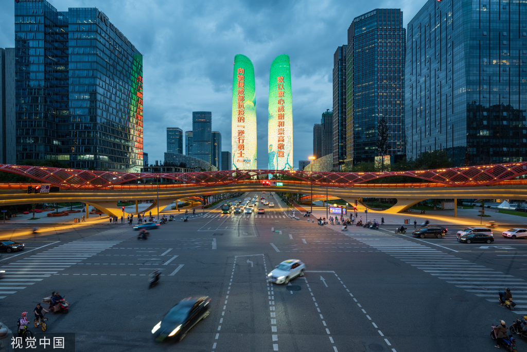 成都：天府双塔亮灯致谢援蓉医疗队